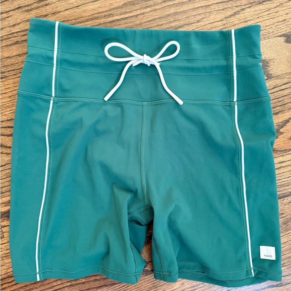 Vuori Forest Green Women's Daily Bike Shorts - Picture 3 of 5